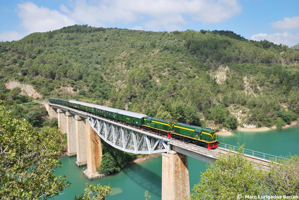 Foto del Tren dels Llacs situat sobre un pont que creua un llac. La foto es pot veure a la pàgina 'allotjament privat per a grups'.